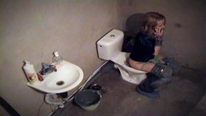 Quick spy peek on babe’s cunt in toilet