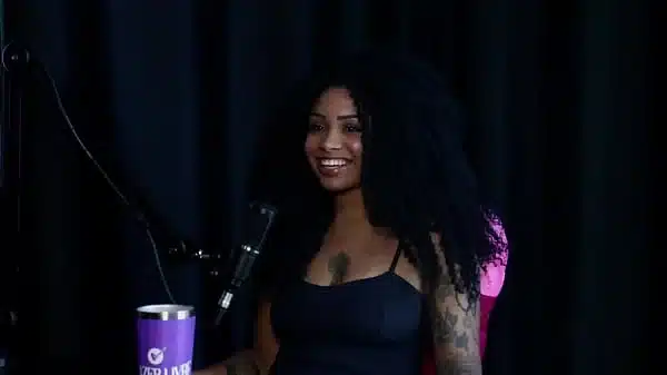 Entrou na putaria após ficar desempregada, foi fodida por uma ator, gosta de transar na rua, não consegue gozar com homem e pra dar o cu… – Sara Ventur (SHEER/RED)