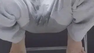 スウェットを着た男性が椅子に跨ったままおしっこを大量にお漏らし