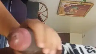 Le chupo la enorme y gruesa verga a mi vecino en boxer de raya.