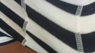 Mi vecino entra y se sienta en el mueble para que le mame su Rica y enormes y gruesa verga.