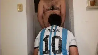 Oso coge a su amigo del futbol y se moja todo .