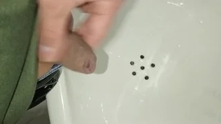 pissing desesperado en baño publico, casi me pillan primer plano, gay sumiso