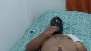 Oso moreno se masturba hasta sacar chorros de semen!