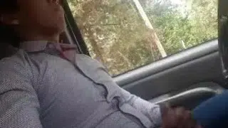 chico exhibicionista se la jala en el carro