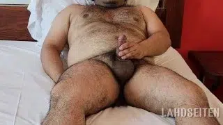 Gordo peludo eyacula en un sofa