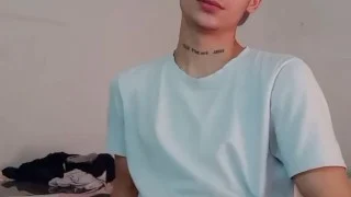Hetero se masturba viendo porno gay 💯
