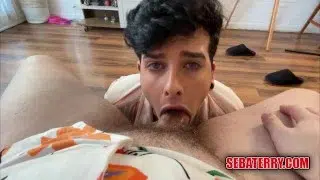 Le da su enorme polla a su amigo en el sillon
