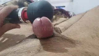 Me paso un masajeador grande por verga y culo