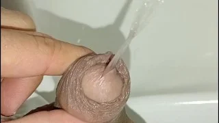 pissing desesperado en un baño publico casi me pillan