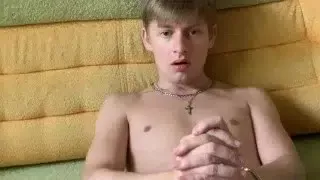 Молодой парень дрочит на камеру. guy jerks off on camera. (full video on my page).